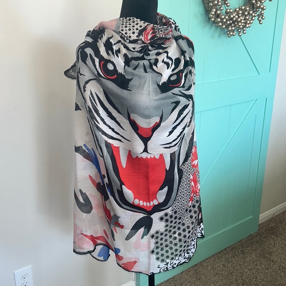 Lion Printed Scarf - Picture 3 of 5